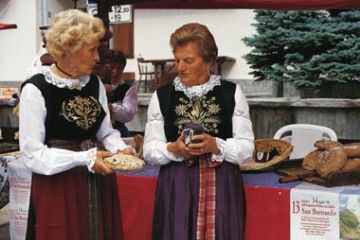 Prodotti Tipici e Donne in Costume Walser